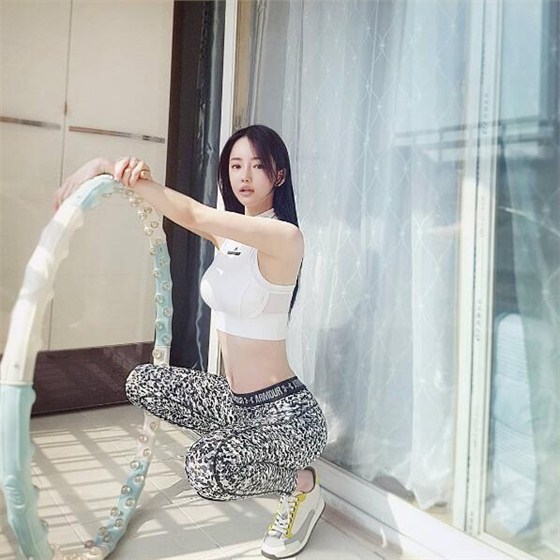 嫩模练瑜伽晒自拍长腿逆天 尔友针织有做同款瑜伽服