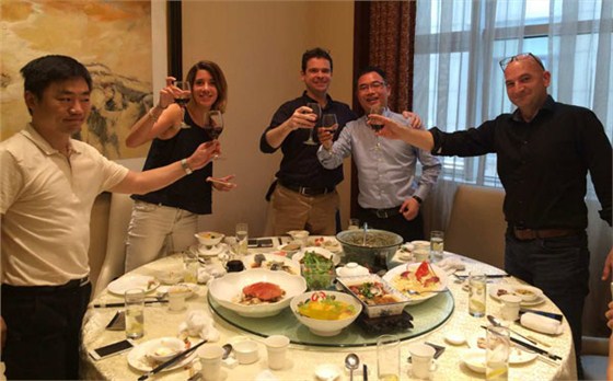 法国客户与尔友针织内衣厂顺利签约 举杯庆贺