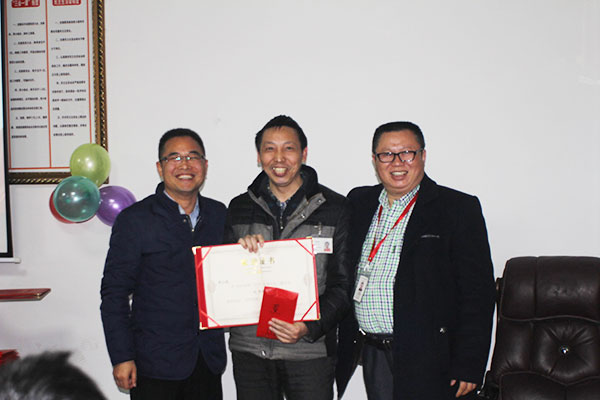 尔友针织内衣厂王总和厂长邵总为资深设计师黄工颁发荣誉证书及红包。