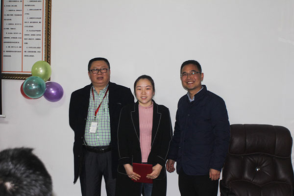 尔友针织无缝内衣厂年度表彰，王总为员工颁发荣誉证书！