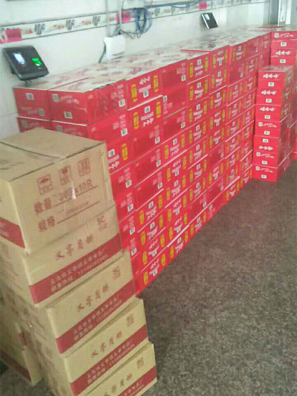 中秋佳节 关爱员工 义乌内衣厂尔友针织送月饼桂圆